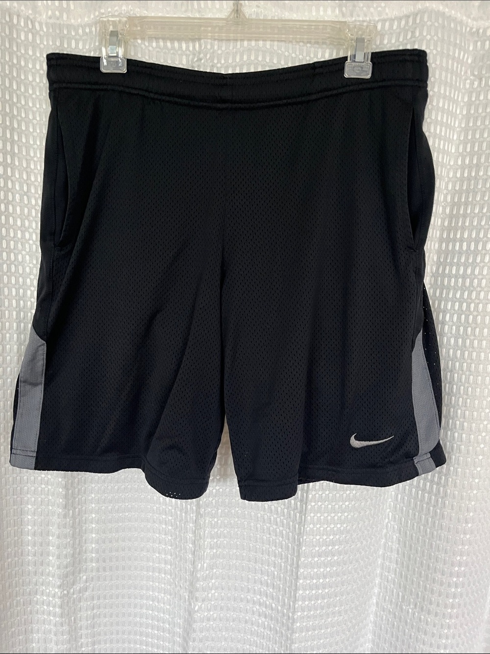 Nike Dri-FIT Black Mesh Athletic Shorts Gray Side Stripe Men’s Size Small